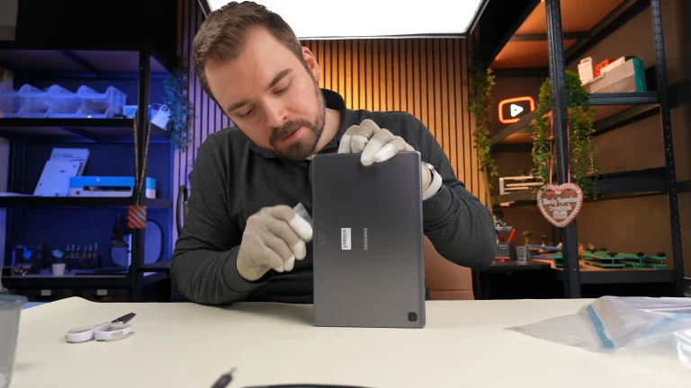 Techniker oeffnet vorsichtig ein Samsung Galaxy Tab zur Reparatur