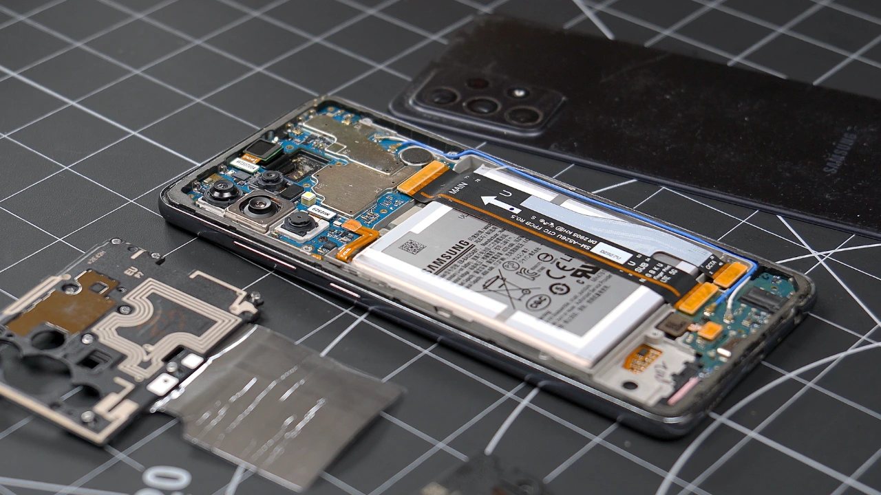 Geoeffnetes Samsung Smartphone auf einer Reparaturmatte zur Diagnose
